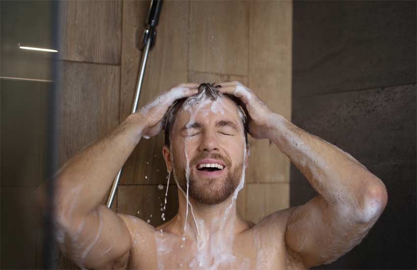 muškarac se tušira