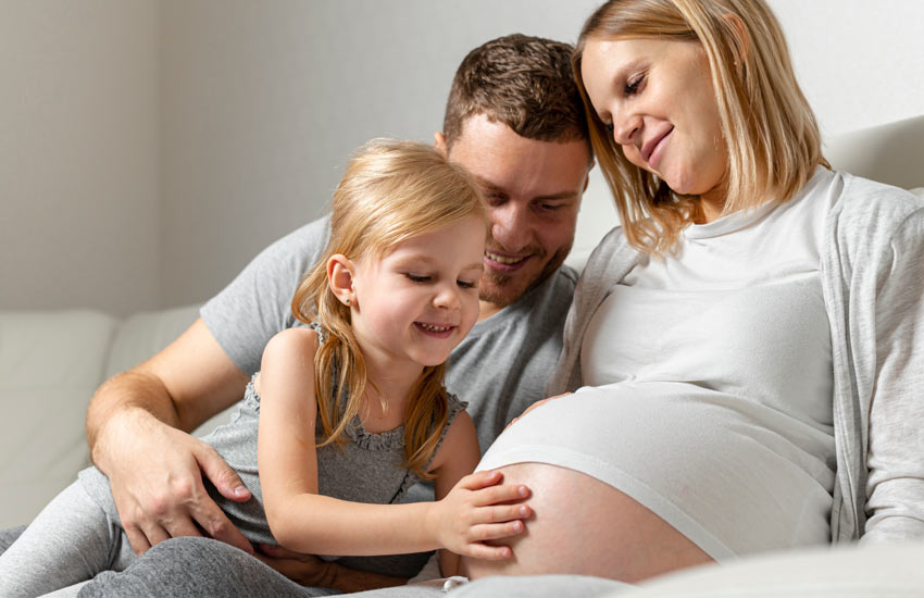 mlada sretna obitelj